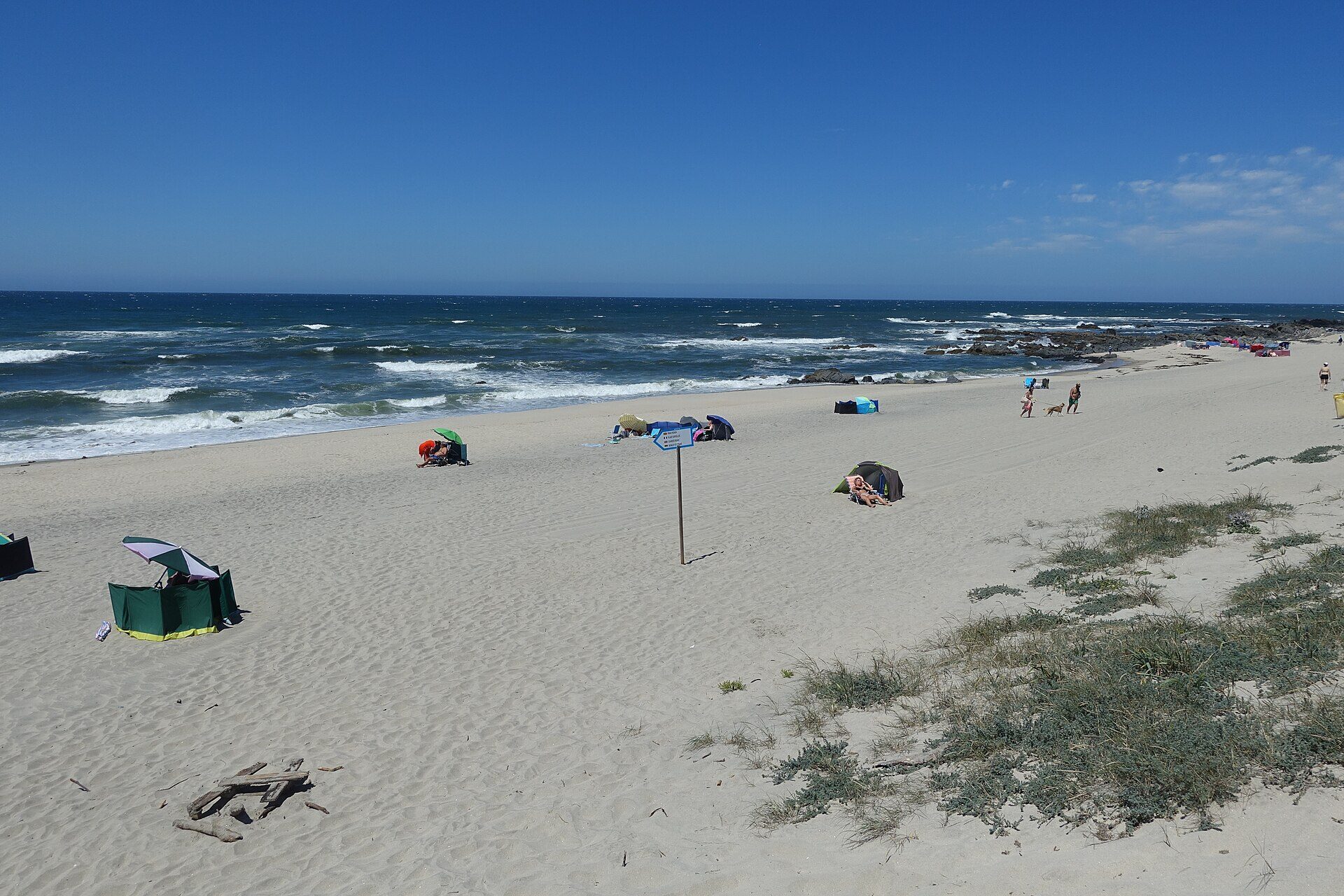 Areal extenso da Praia de Afife com dunas e mar aberto