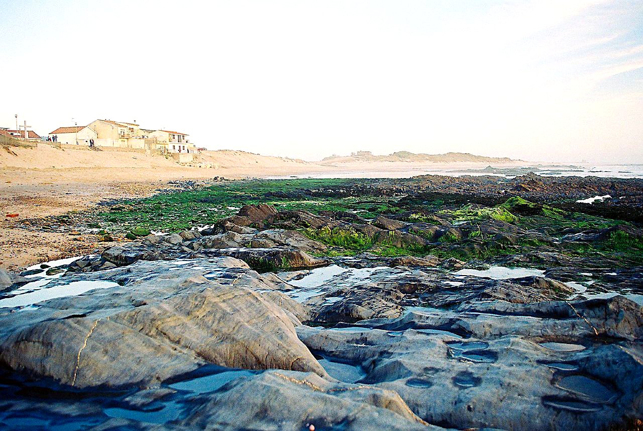 Rochedos e areal da praia de Castelo do Neiva, a sul de Viana