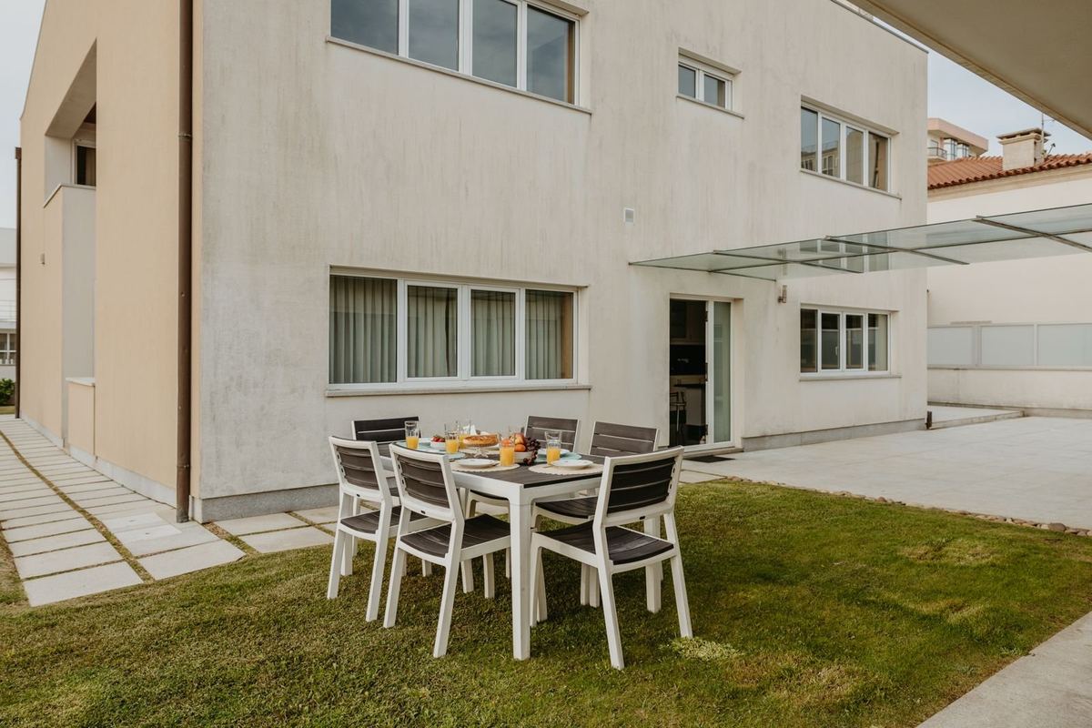Fachada e envolvente exterior da Viana Beach & Surf House