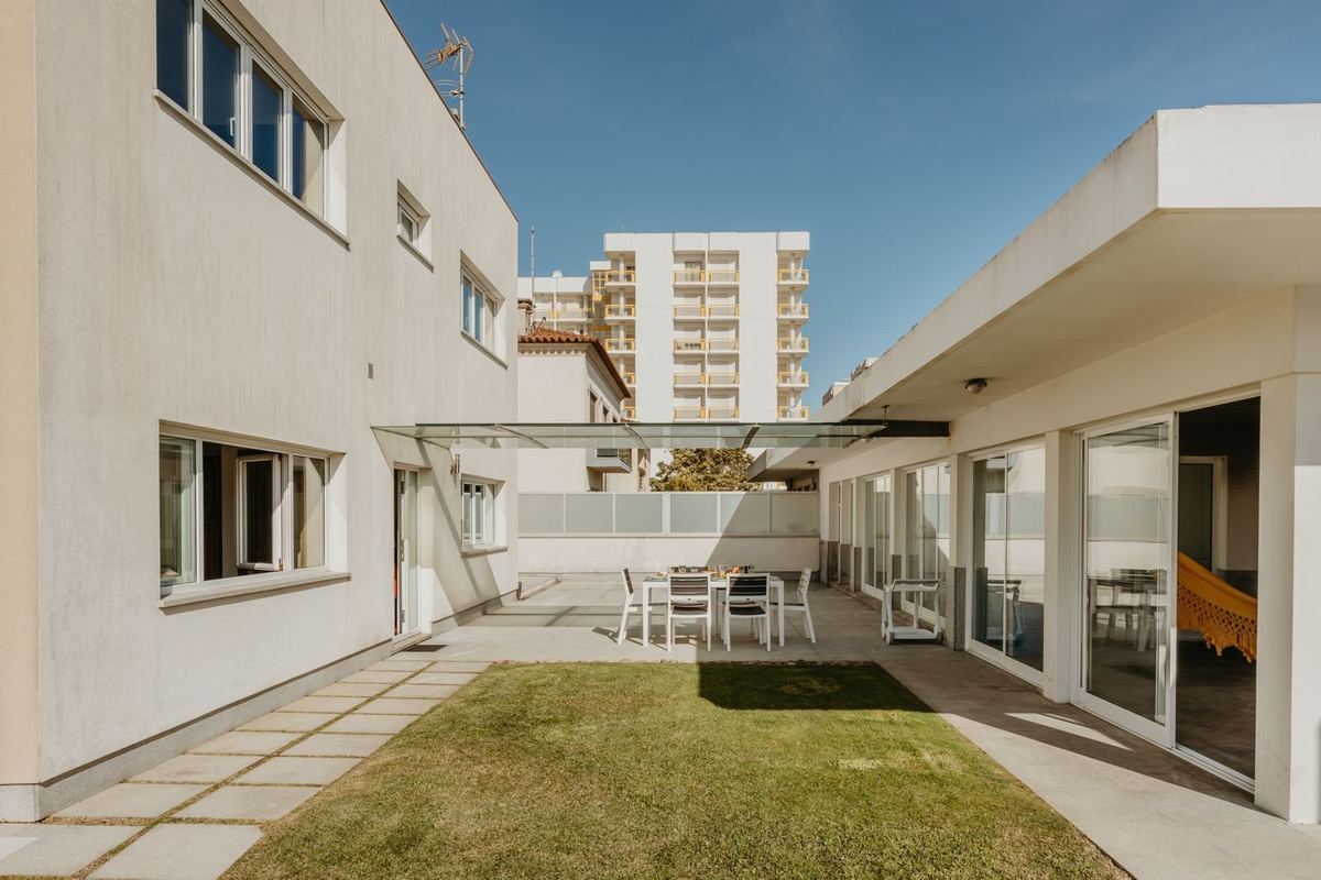 Fachada e envolvente exterior da Viana Beach & Surf House