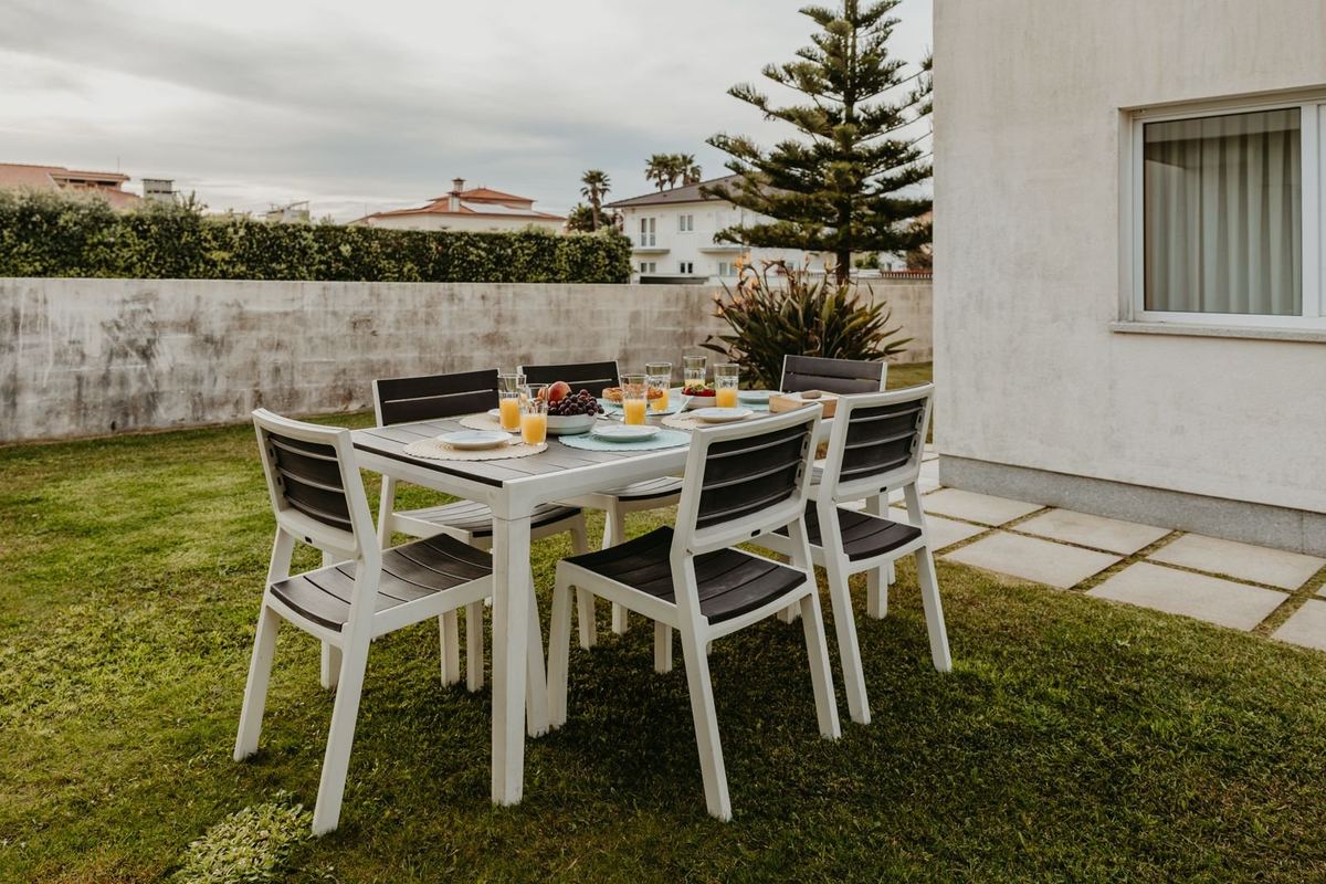 Jardim relvado da moradia com zona de refeições ao ar livre