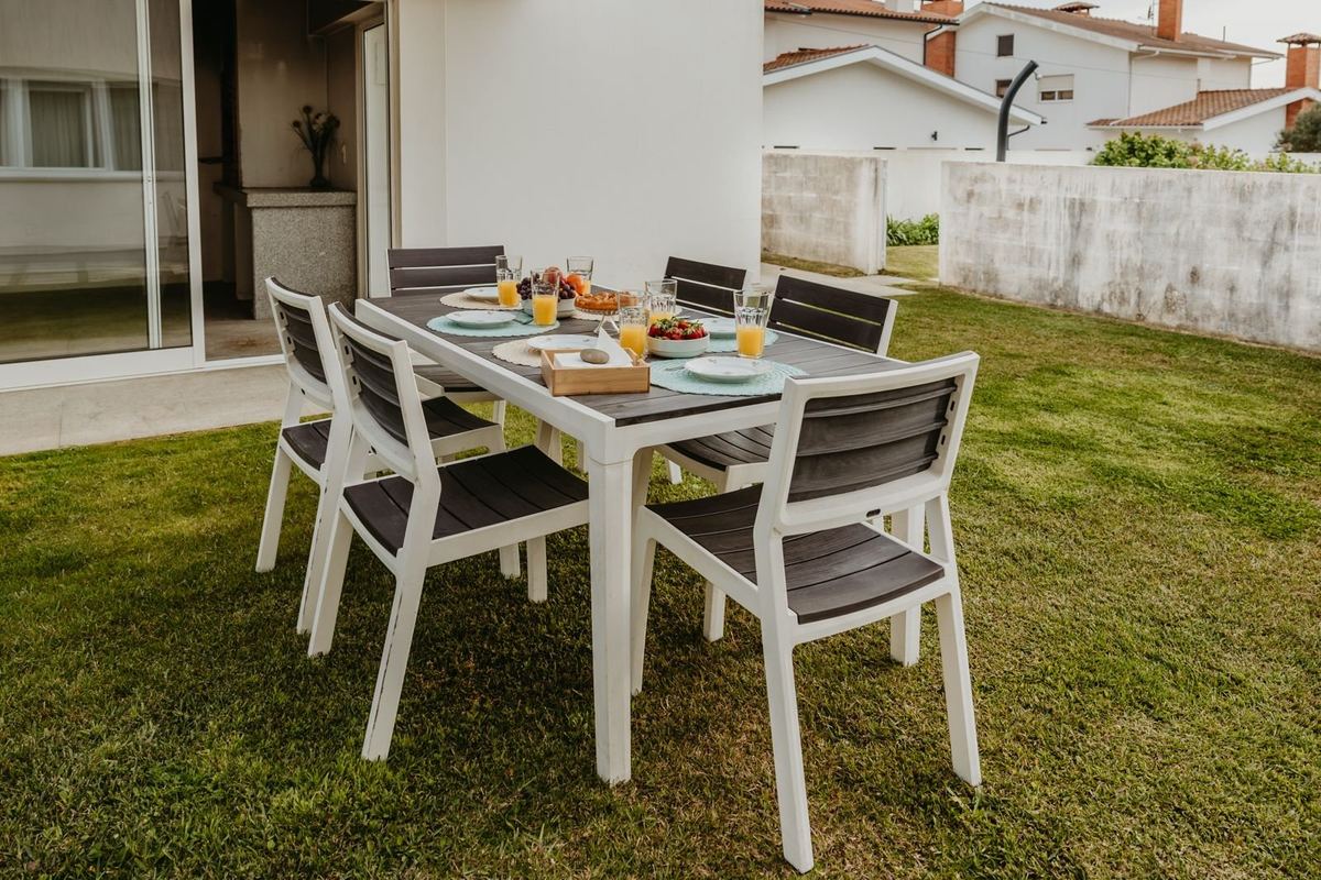 Jardim relvado da moradia com zona de refeições ao ar livre