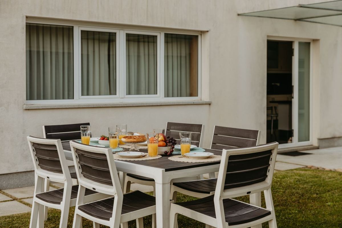 Jardim relvado da moradia com zona de refeições ao ar livre