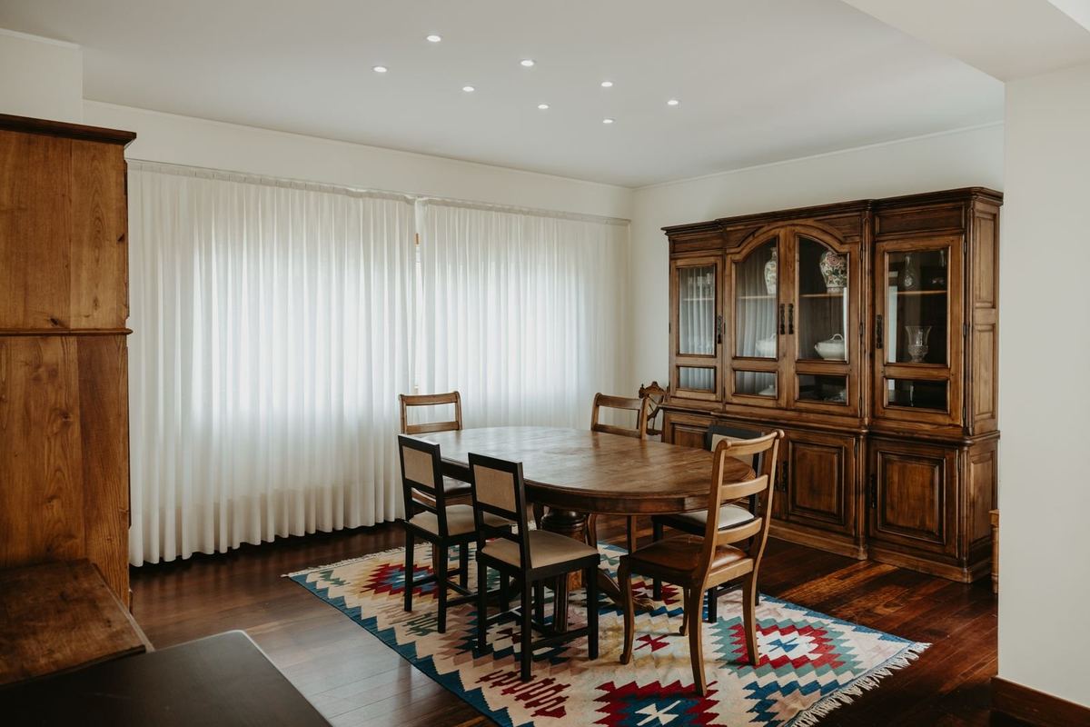 Sala de estar da moradia com sofás e luz natural