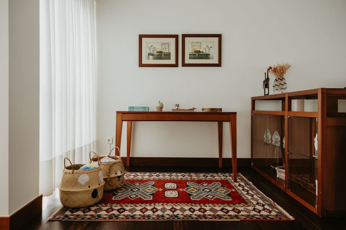 Sala de estar da moradia com sofás e luz natural