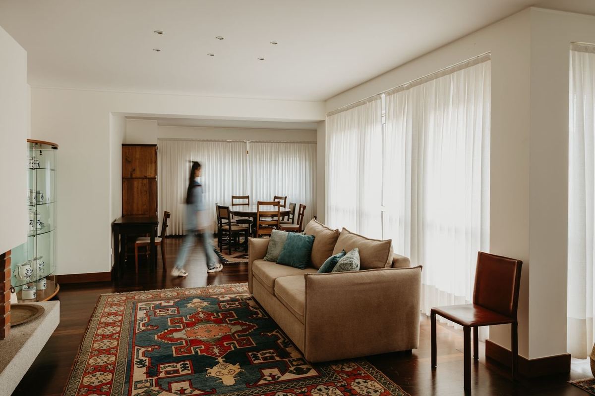 Sala de estar da moradia com sofás e luz natural