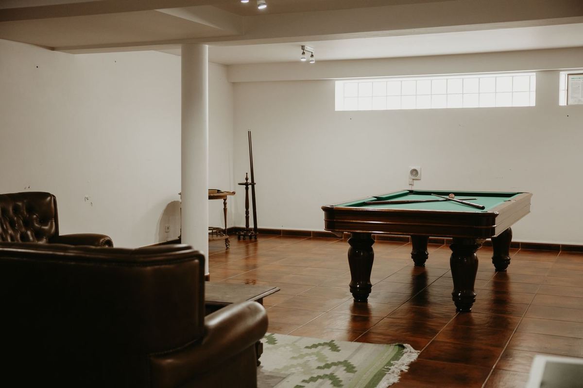 Zona de lazer da moradia com bilhar e mesa de pingue-pongue