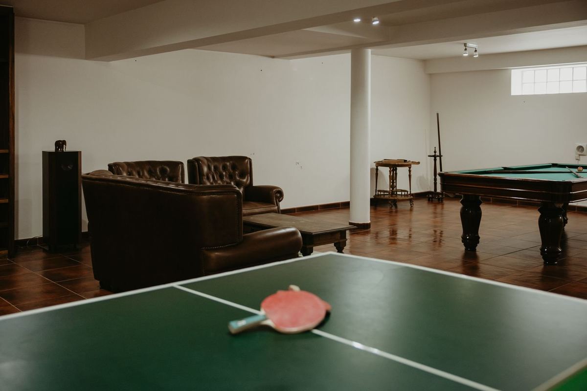 Zona de lazer da moradia com bilhar e mesa de pingue-pongue