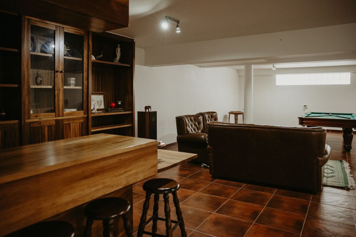 Zona de lazer da moradia com bilhar e mesa de pingue-pongue